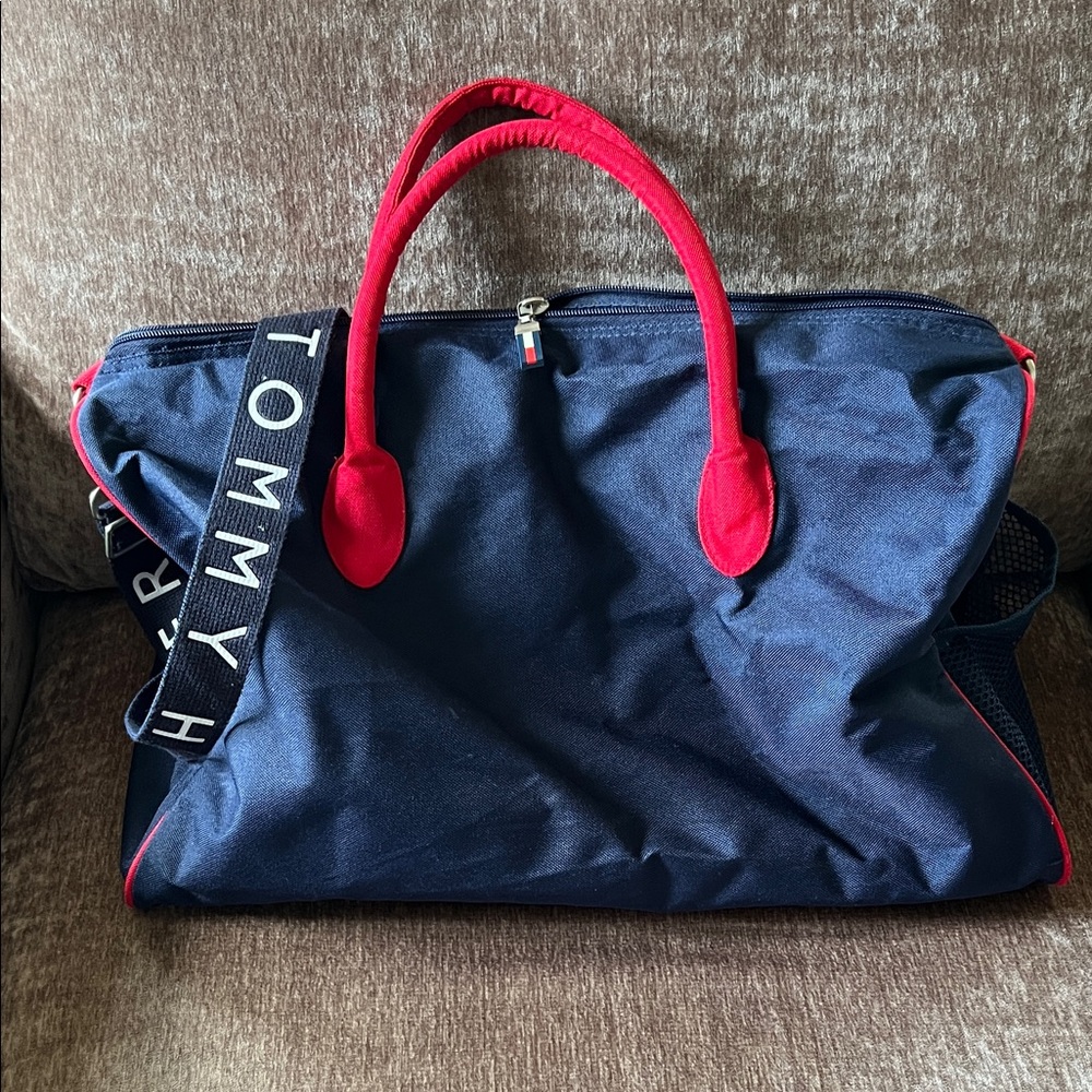 Tommy Hilfiger Navy and Red Duffel Bag Vintage Great Condition - Picture 2 of 9